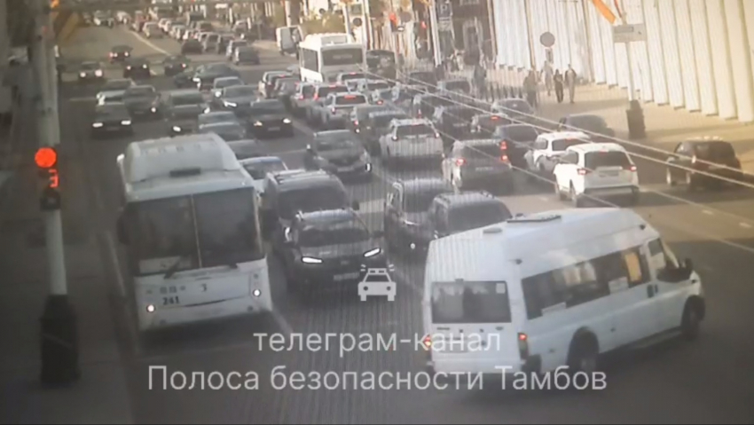 В Тамбове подросток сломал ногу, убегая из автобуса