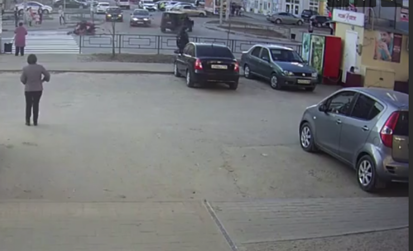 Авария с мотоциклистом на улице Чичерина попала в объектив камеры видеонаблюдения 