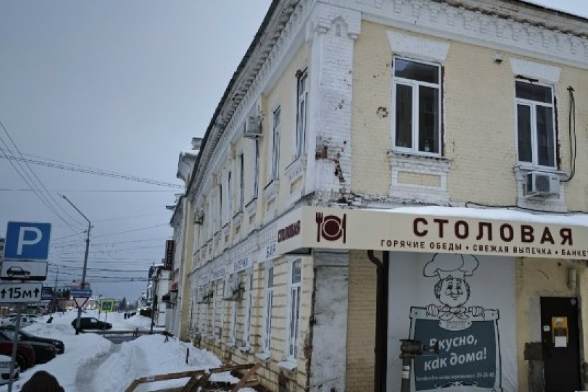 У старинного дома в центре Тамбова покосилась стена