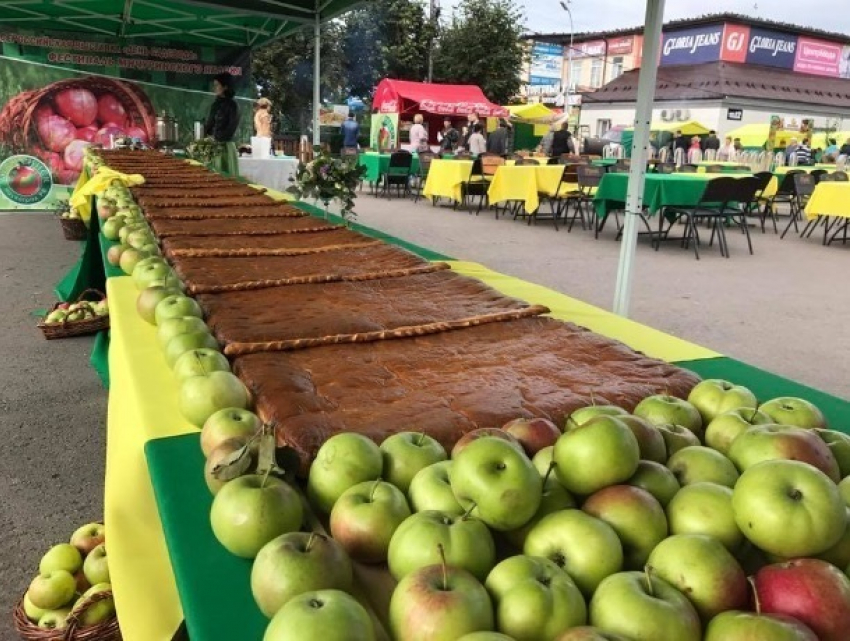 100-киллограмовую шарлотку испекли в Мичуринске  