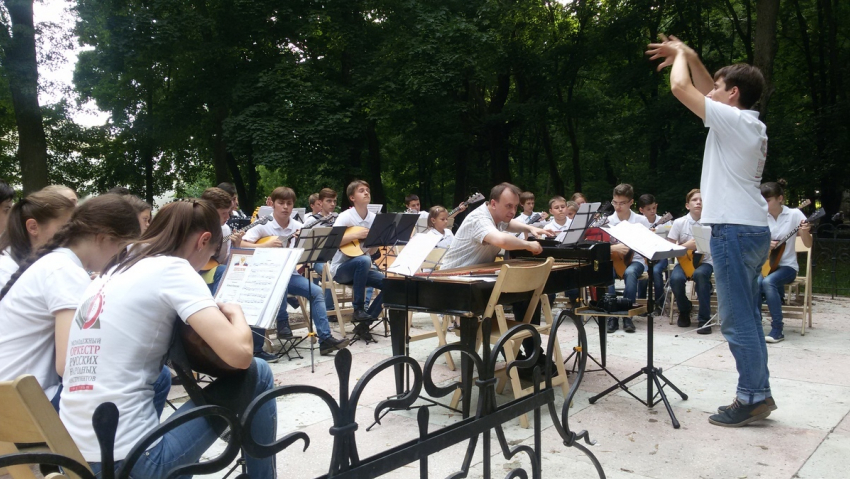 «Оркестр детства»: в парке Асеевых с концертом выступили юные музыканты