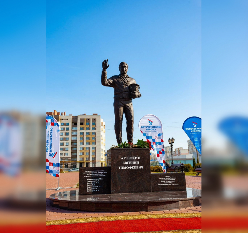 Памятник знаменитому тамбовскому борцу открыли у СТЦ «Тамбов»
