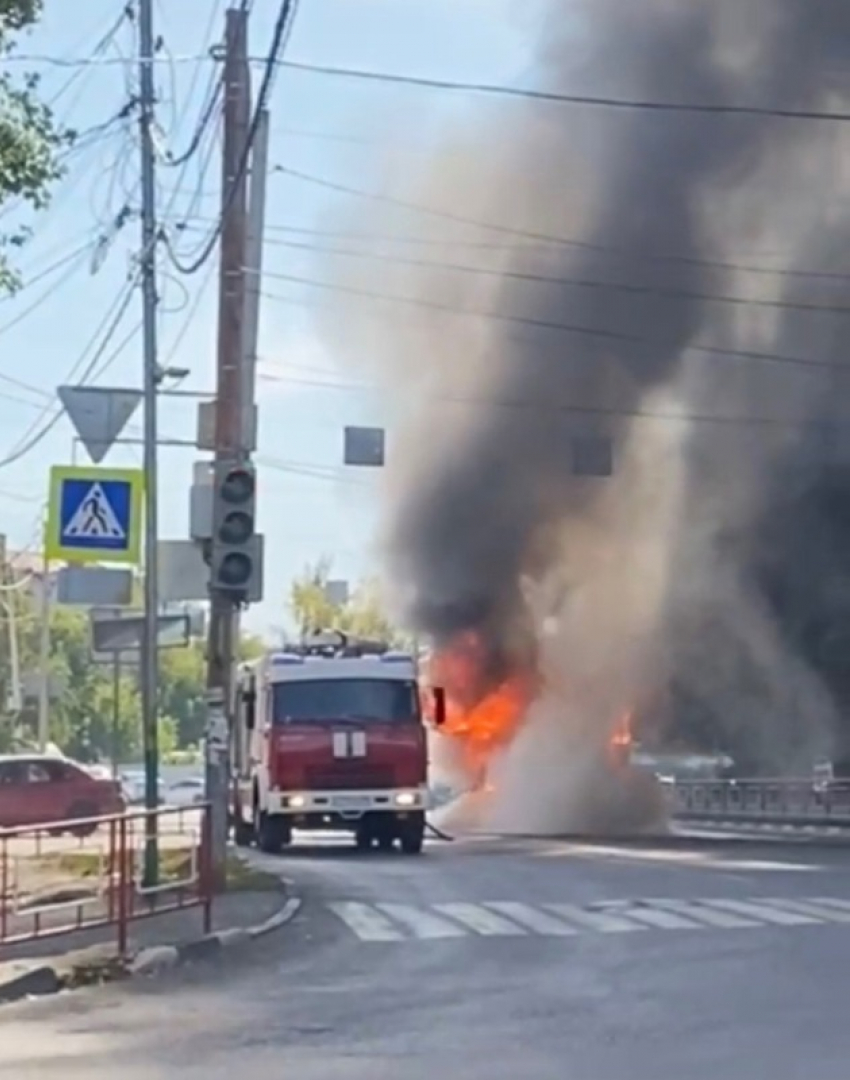 В центре Мичуринска на полном ходу сгорел «КамАЗ»