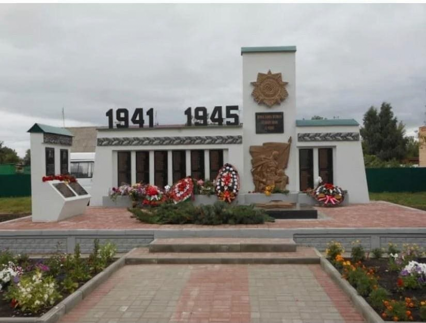 В Инжавинском районе памятник погибшим воинам сделали гламурным