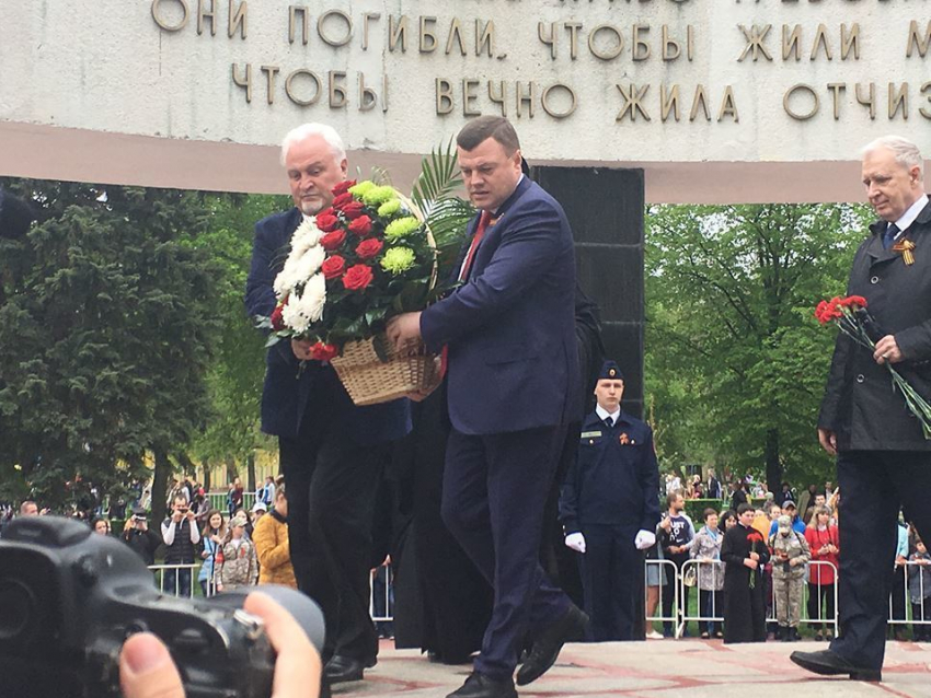 Первые лица региона возложили цветы к мемориалу «Вечный огонь» и танку «Тамбовский колхозник» 