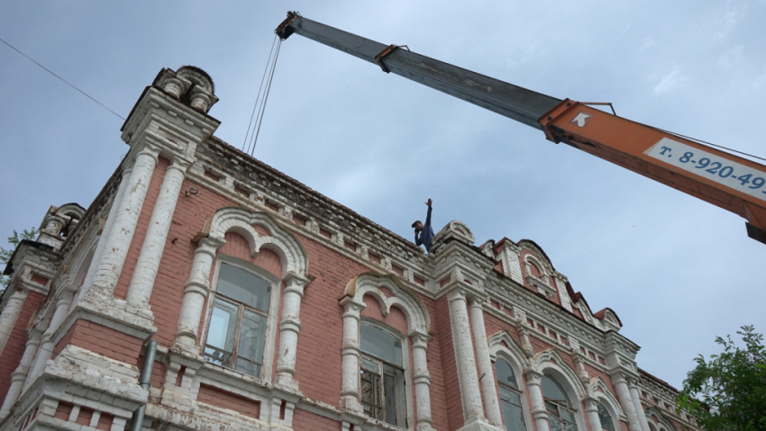 Рабочие приступили к капитальному ремонту кровли дома купца Венедиктова