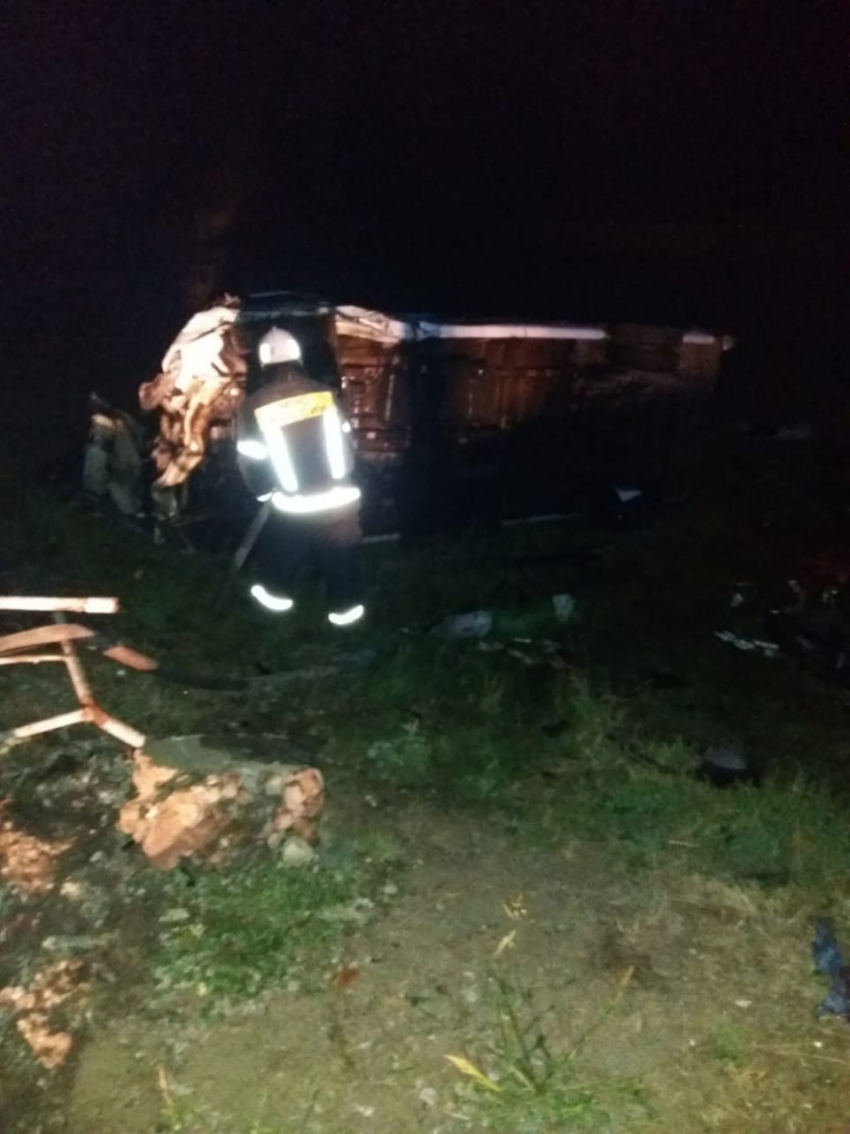 В ДТП в Петровском районе перевернулся микроавтобус: пострадало девять человек, один погиб 