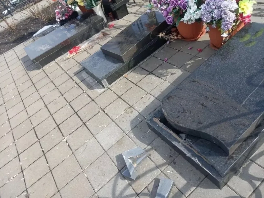 В Тамбовском округе двое школьников разгромили 20 надгробий 