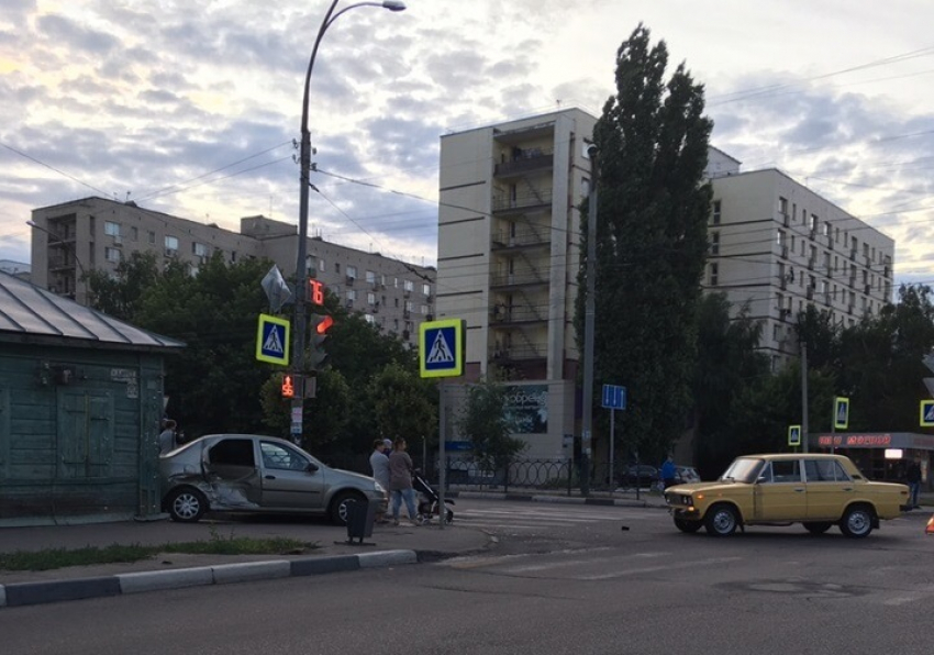 В центре Тамбова легковой автомобиль протаранил дом