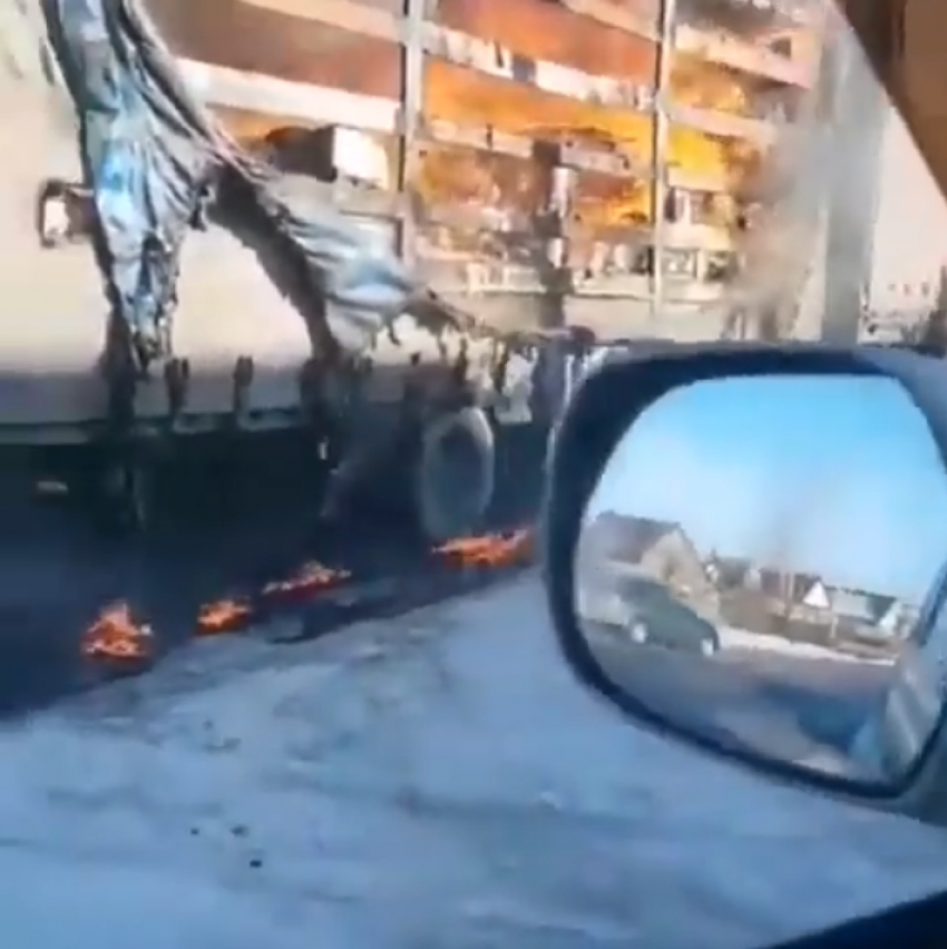 На трассе рядом с Новой Лядой загорелся грузовик с электроникой