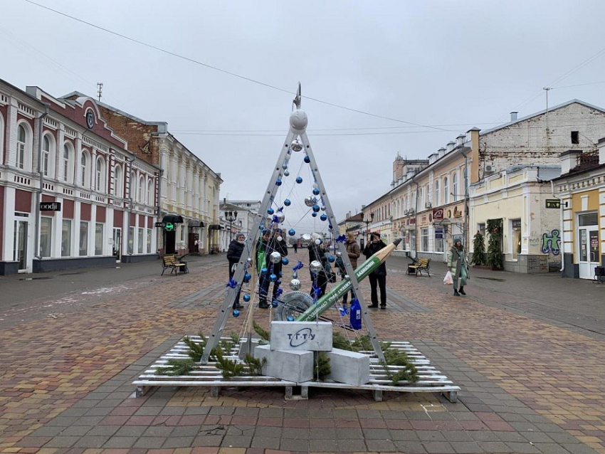 В Тамбове на улице Коммунальной появилась необычная ёлка в виде лестницы-стремянки