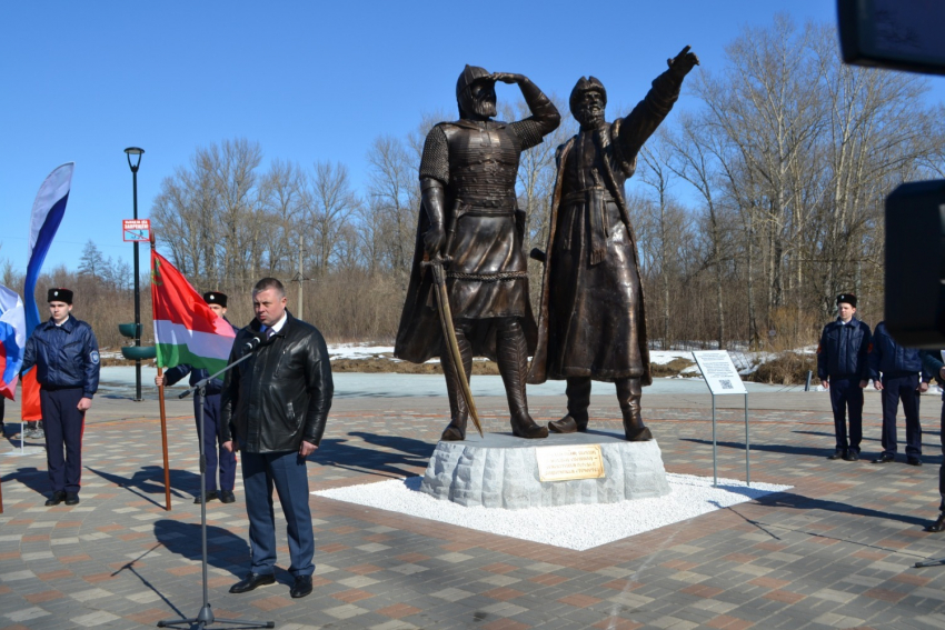 В Мичуринске открыли «говорящий» памятник основателям города