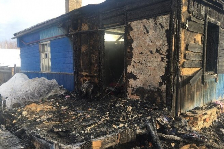 В Знаменском районе пожарные вытащили из огня троих детей