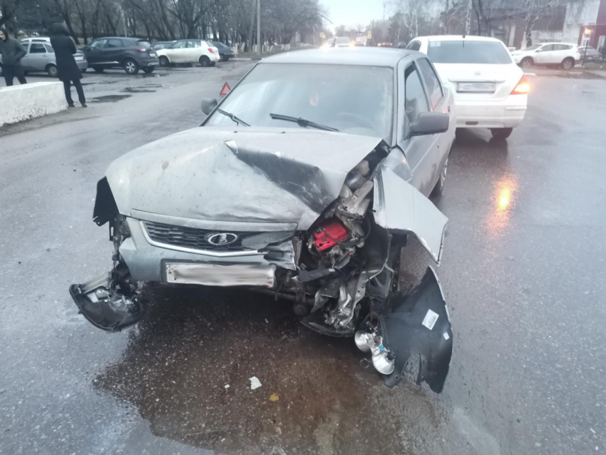 В Котовске водитель «Лады Приоры» устроил тройное ДТП, пытаясь избежать столкновения