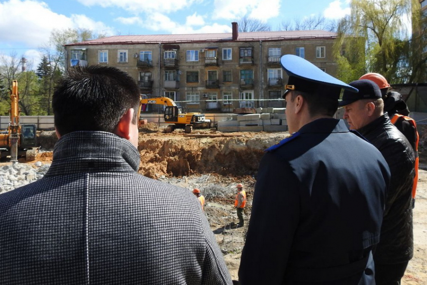 Прокурор области провёл встречу с обманутыми дольщиками многоэтажки на Коммунальной