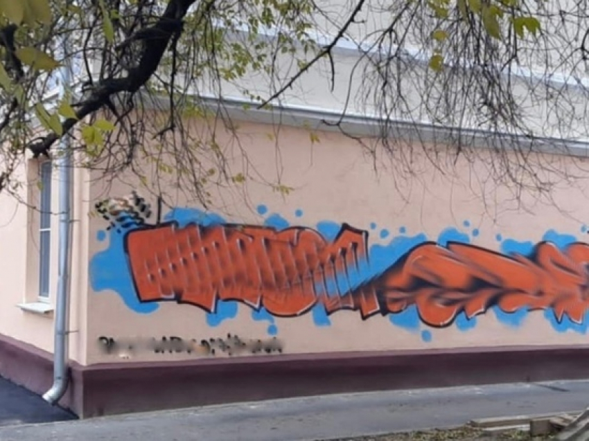 В Тамбове хулиганы разрисовали свежепокрашенный фасад дома на Интернациональной
