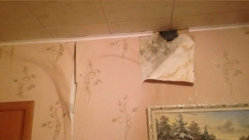 До пожара подать рукой: в доме на Астраханке замыкает электричество от протекающей крыши 