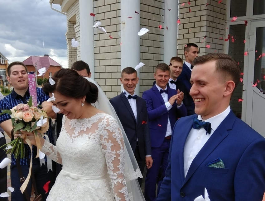 Тамбовским молодоженам вручают сертификат на медобслуживание 