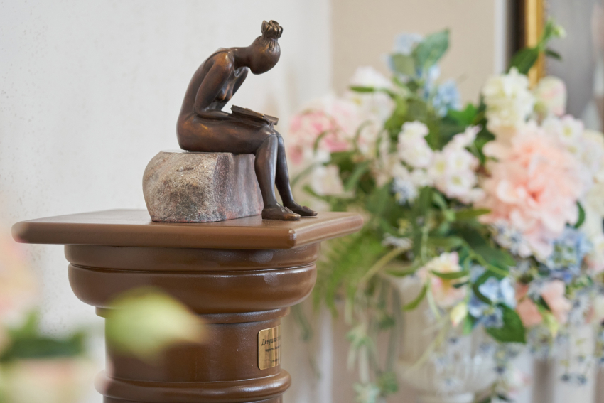 В ТГУ имени Державина появилась мини-скульптура «Девушка с книгой»