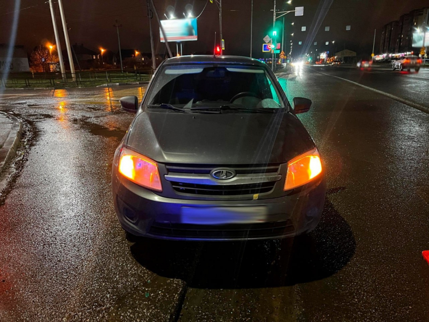 В Тамбове на регулируемом переходе автомобиль сбил девочку на самокате