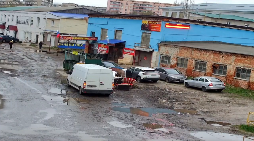 В Тамбове образовалась свалка на контейнерной площадке при пустом бункере для КГО