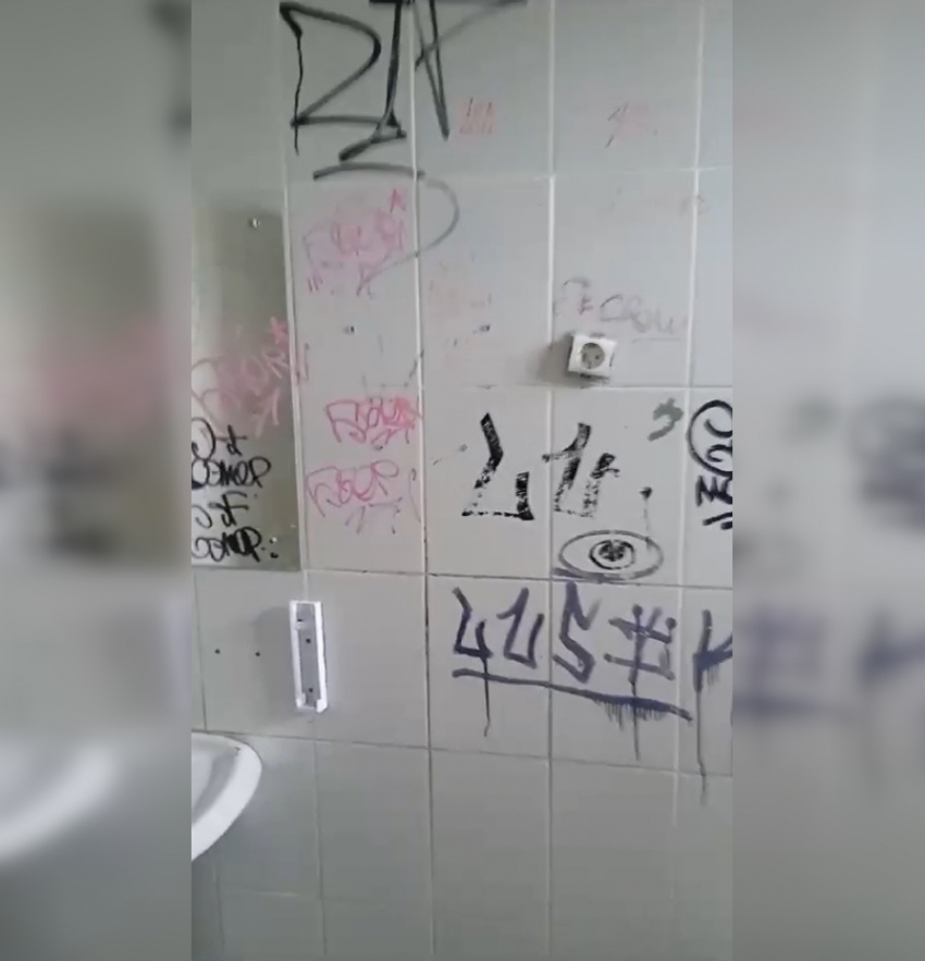 Вандалы разрисовали общественный туалет в Олимпийском парке в Тамбове 