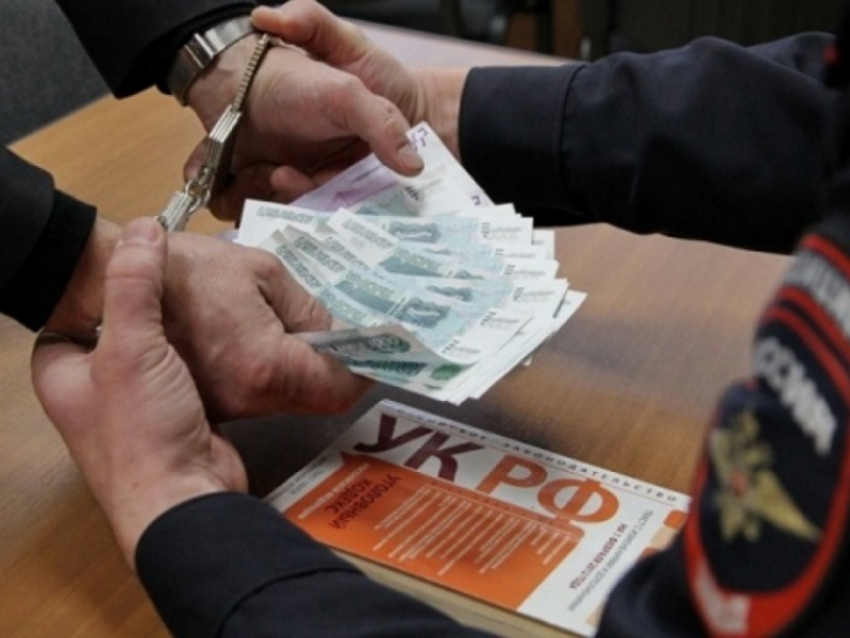 Почти миллион рублей штрафа заплатит водитель из Сосновского района за попытку дать взятку сотруднику ГИБДД