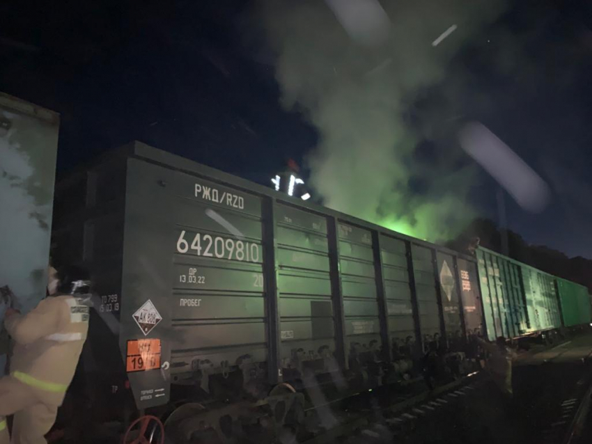 Под Тамбовом загорелся грузовой поезд