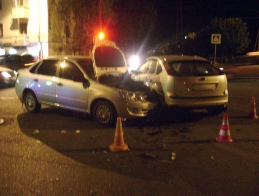 Два авто в Тамбове не разошлись на перекрестке