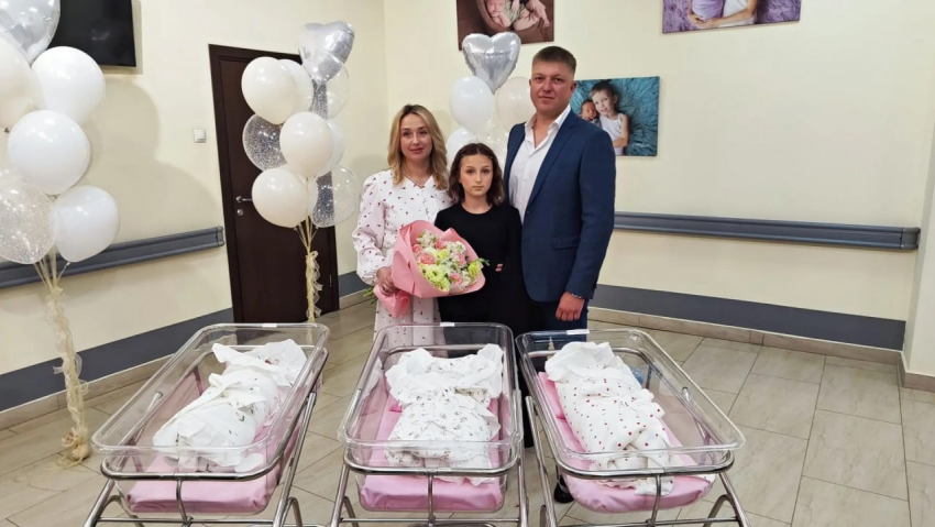 В Тамбове многодетную семью поздравили с рождением тройни подарочными наборами от RWB 