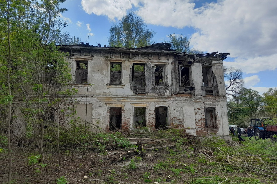 Руины усадьбы Плевако в Староюрьевском районе очистили от мусора