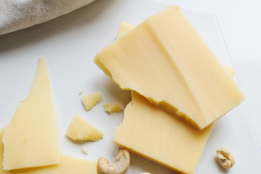 Почти тонну фальсифицированного сыра поставили в социальные учреждения Тамбовской области