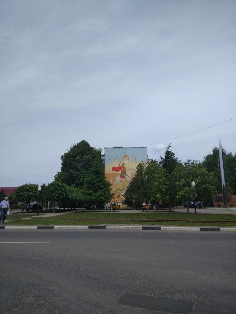 На памятник Комиссару Московскому теперь смотрит Георгий Победоносец